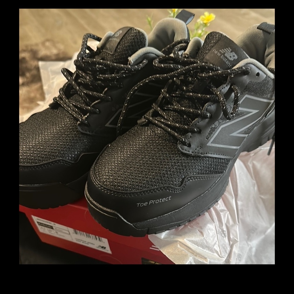 NwTNew Balance black in red box